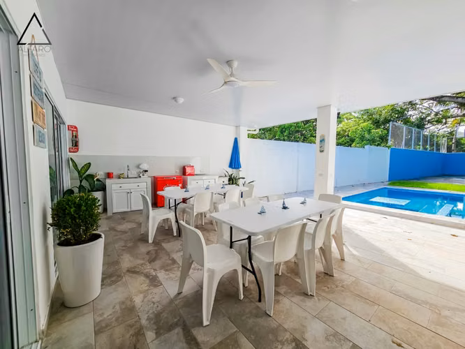 Amplia residencia de lujo en playa con piscina y cancha deportiva - Imagen 12