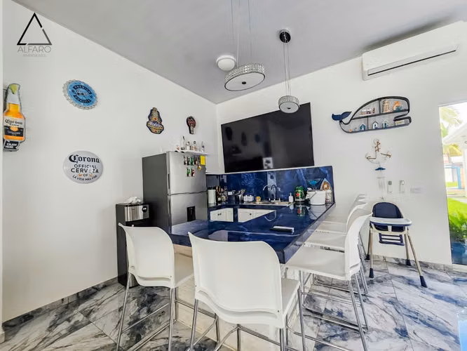 Amplia residencia de lujo en playa con piscina y cancha deportiva - Imagen 11