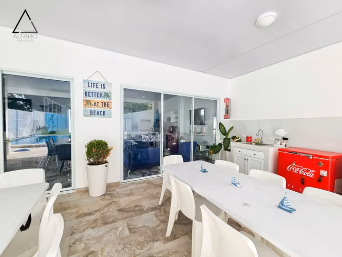 Amplia residencia de lujo en playa con piscina y cancha deportiva - Imagen 15