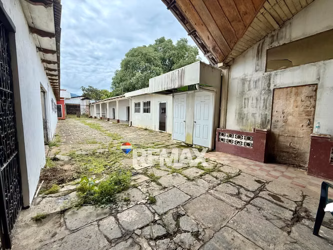 INMUEBLE PARA USO COMERCIAL EN EL CENTRO DE AHUACHAPÁN