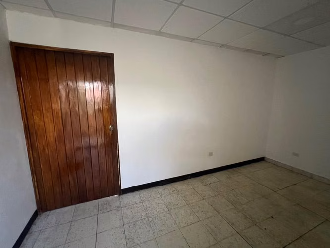 Se alquila local en Colonia Medica