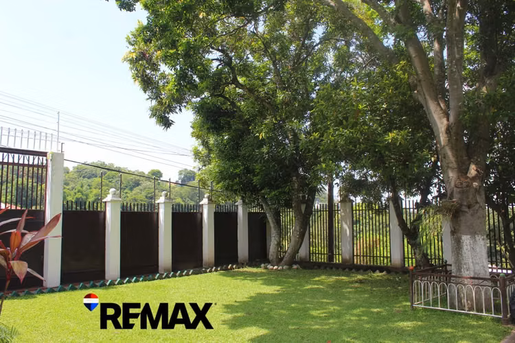 OLOCUILTA, CASA EN VENTA. AMPLIO JARDÍN, EN PRIVADO