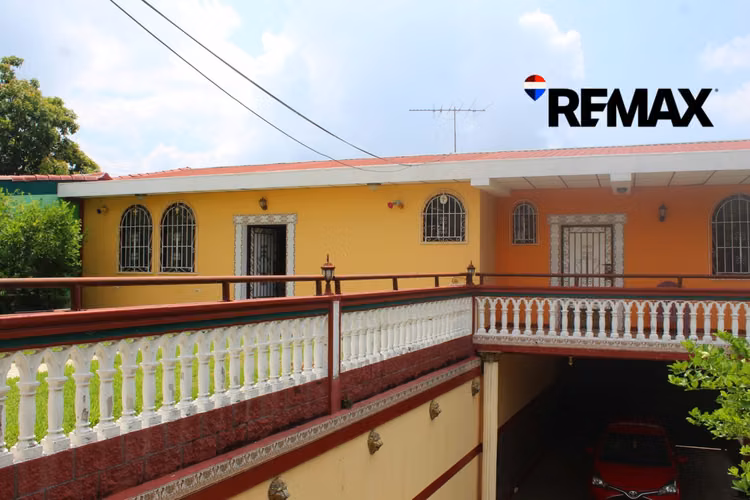 OLOCUILTA, CASA EN VENTA. AMPLIO JARDÍN, EN PRIVADO