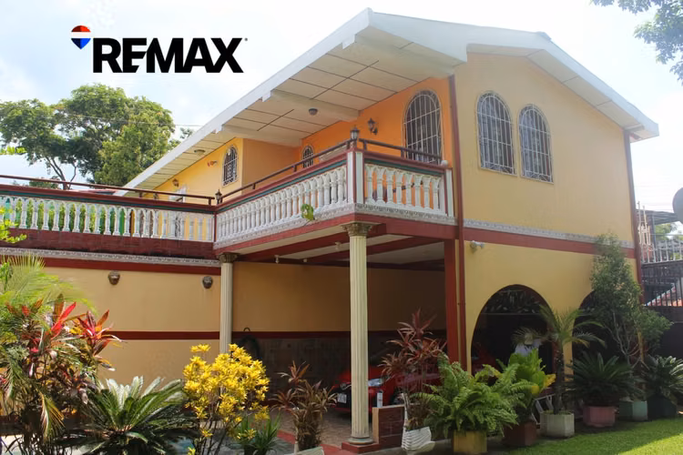 OLOCUILTA, CASA EN VENTA. AMPLIO JARDÍN, EN PRIVADO