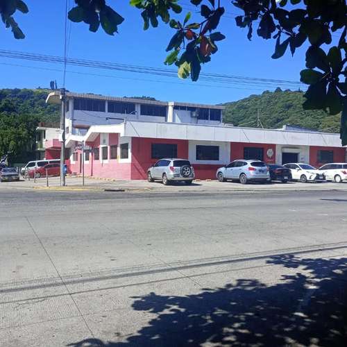 SE ALQUILA  LOCAL COMERCIAL CON SALA DE VENTAS Y ESTACIONAMIENTO EN SANTA TECL. 