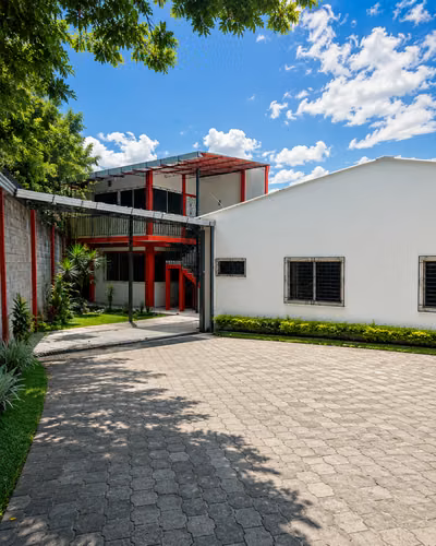 Casa amplia para oficina o bodega , Almacen– Zacatecoluca