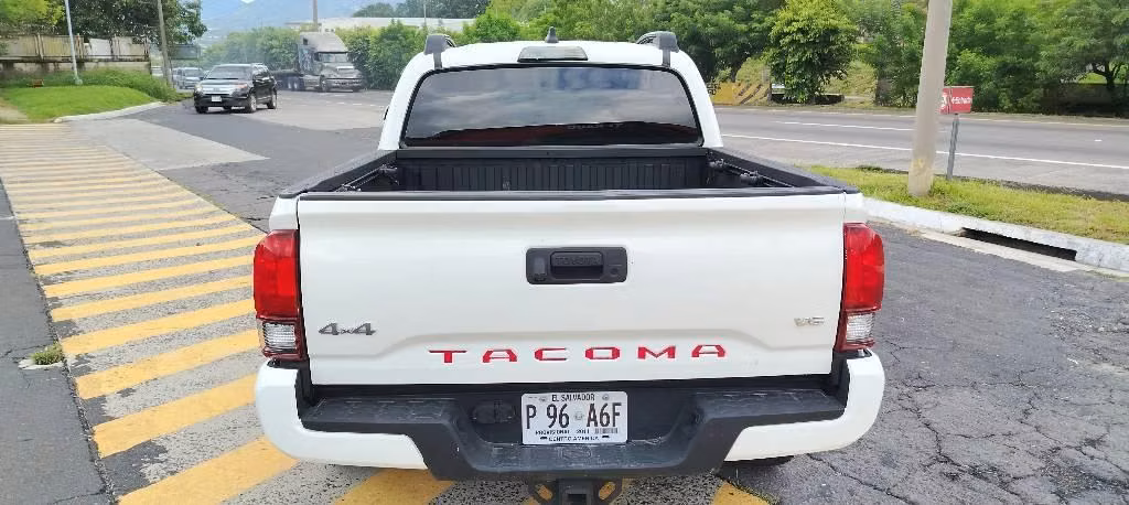 TOYOTA TACOMA 4X4 AUTOMÁTICA AÑO 2023