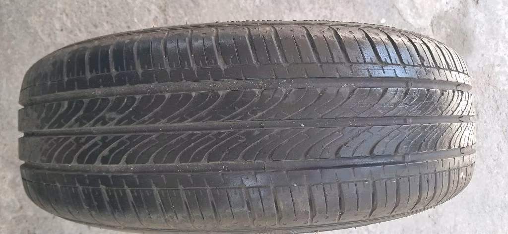 Llanta 175/60R15 con poco uso.