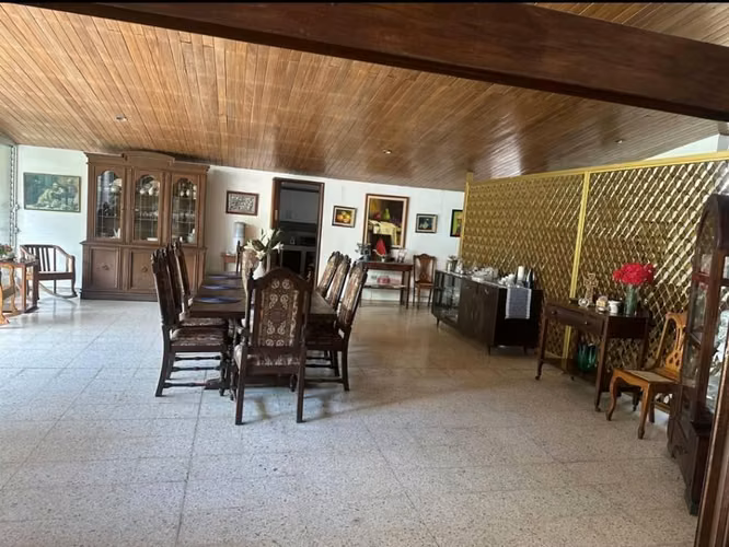 CASA EN VENTA – COLONIA ESCALÓN/ Zona comercial, financiera y habitacional
