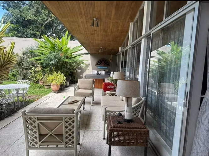 CASA EN VENTA – COLONIA ESCALÓN/ Zona comercial, financiera y habitacional