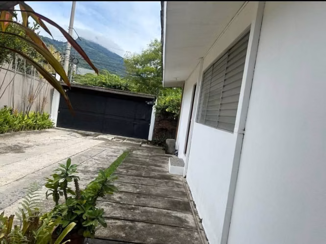 CASA EN VENTA – COLONIA ESCALÓN/ Zona comercial, financiera y habitacional