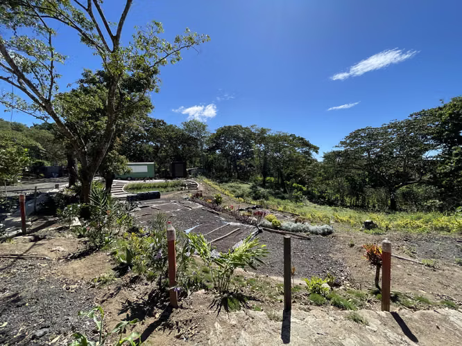 Terreno de esquina 2.3 MZ, carretera a Comasagua,  5 min CC Las Palmas