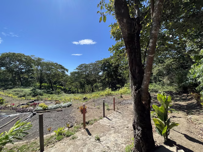 Terreno de esquina 2.3 MZ, carretera a Comasagua,  5 min CC Las Palmas