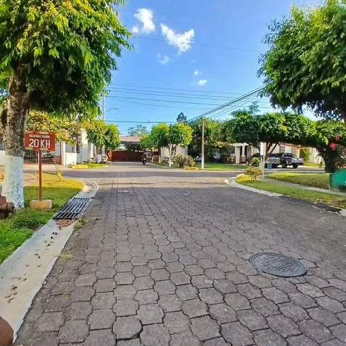 Casa hermosa y amplia con piscina- Residencial Pasatiempo Norte en Lourdes Colón - Imagen 17