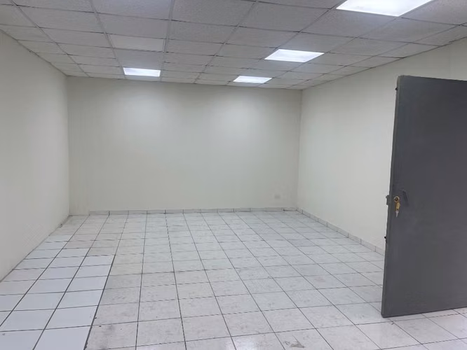 Renta de casa con  excelente ubicación Comercial, atrás de C.C. Galerías Ideal para clínica , Droguerías, oficina corporativa, Col. Escalón , S.S. - Imagen 4