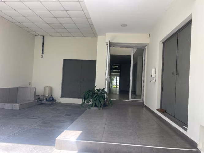 Renta de casa con  excelente ubicación Comercial, atrás de C.C. Galerías Ideal para clínica , Droguerías, oficina corporativa, Col. Escalón , S.S. - Imagen 3