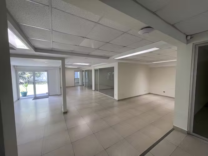 Renta de casa con  excelente ubicación Comercial, atrás de C.C. Galerías Ideal para clínica , Droguerías, oficina corporativa, Col. Escalón , S.S. - Imagen 10