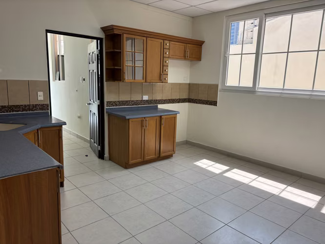 ALQUILER CASA REMODELADA PARA OFICINAS , 1 NIVEL, PARTE BAJA COLONIA ESCALON