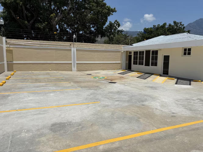 ALQUILER CASA REMODELADA PARA OFICINAS , 1 NIVEL, PARTE BAJA COLONIA ESCALON