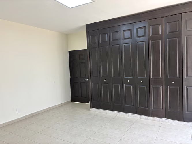 ALQUILER CASA REMODELADA PARA OFICINAS , 1 NIVEL, PARTE BAJA COLONIA ESCALON