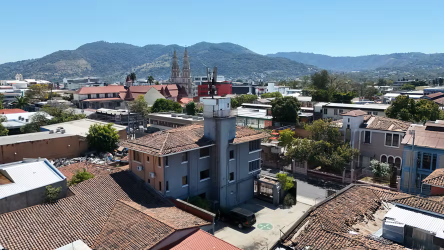 Amplio Edificio Comercial de 3 Niveles en Alquiler - San Salvador Centro
