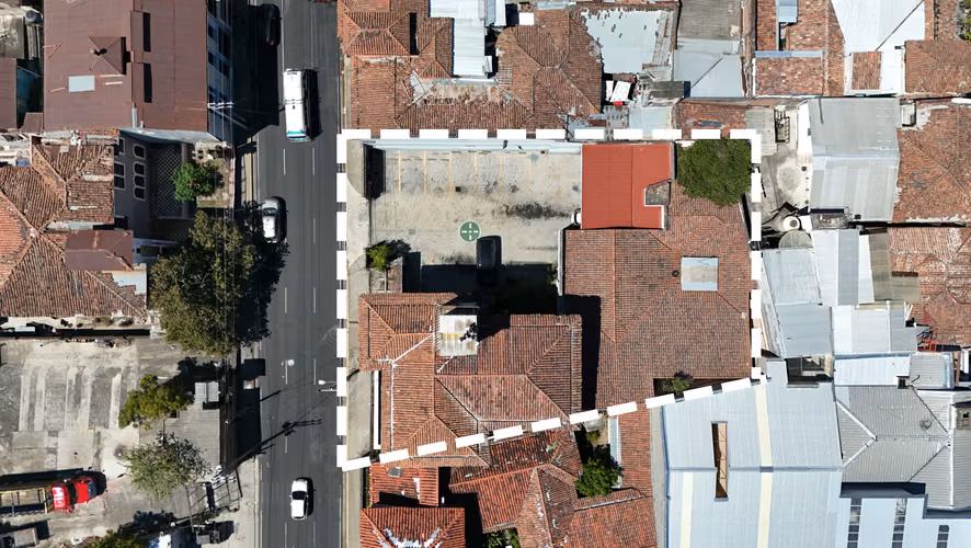 Amplio Edificio Comercial de 3 Niveles en Alquiler - San Salvador Centro