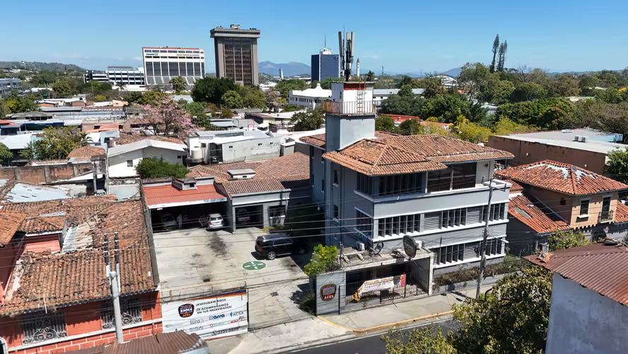 Amplio Edificio Comercial de 3 Niveles en Alquiler - San Salvador Centro