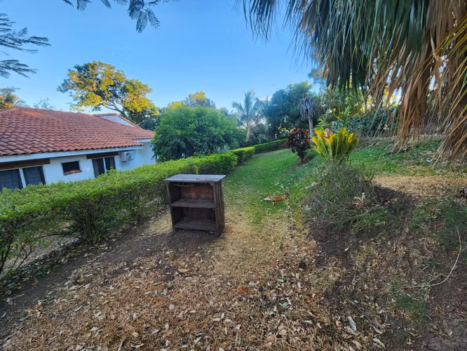 En venta casa en residencial La Hacienda, San José Villanueva, El Salvador - Imagen 3