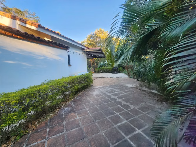 En venta casa en residencial La Hacienda, San José Villanueva, El Salvador - Imagen 6