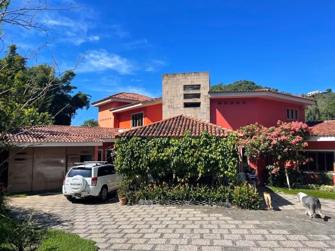 Venta precio de oportunidad, amplia y bonita casa , Res. Quintas de Santa Elena