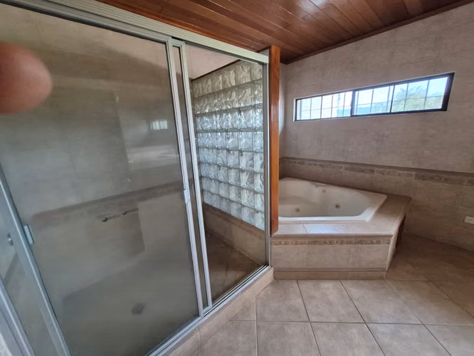 Casa en Alquiler en Lomas de Altamira (excelente ubicación) - Imagen 9