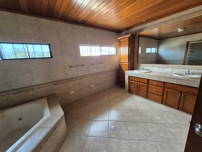 Casa en Alquiler en Lomas de Altamira (excelente ubicación) - Imagen 10