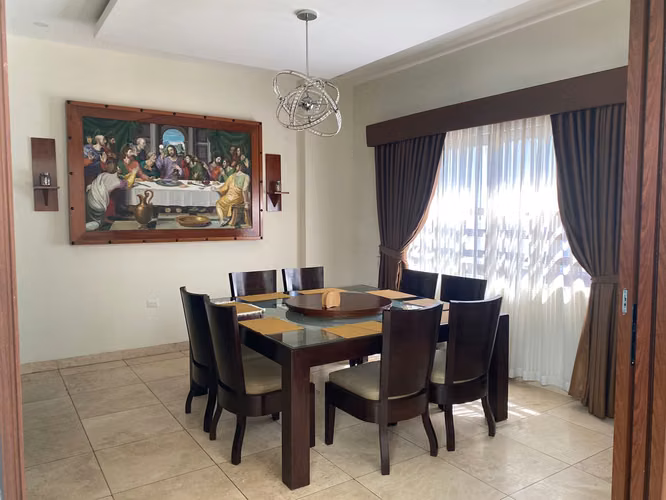 Venta de moderna y lujosa casa con piscina climatizada  en Residencial Los Sueños