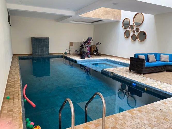Venta de moderna y lujosa casa con piscina climatizada  en Residencial Los Sueños