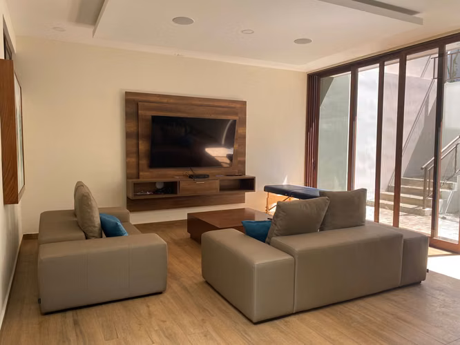 Venta de moderna y lujosa casa con piscina climatizada  en Residencial Los Sueños