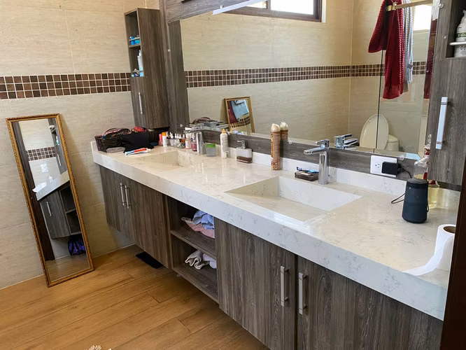 Venta de moderna y lujosa casa con piscina climatizada  en Residencial Los Sueños