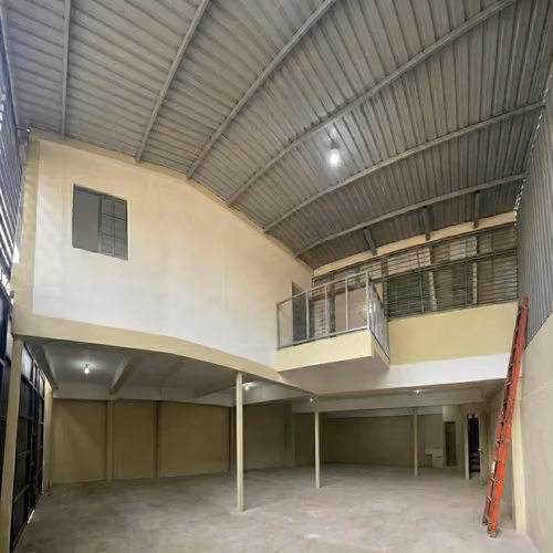 Bodega en venta cerca de la 75 Av Nte