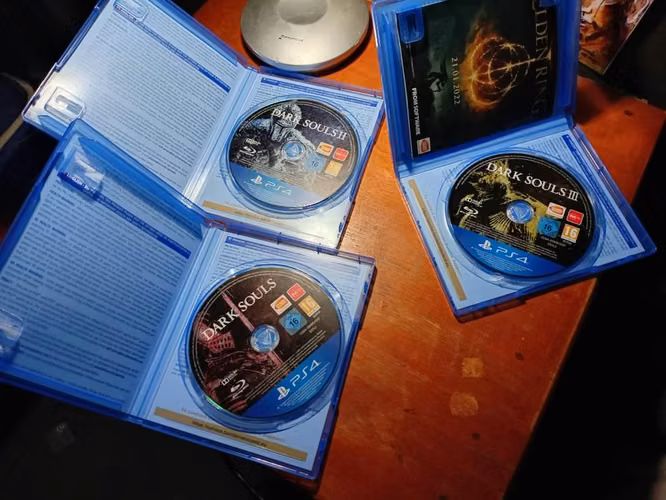 Darks ouls trilogy para ps4 (se venden por separados)