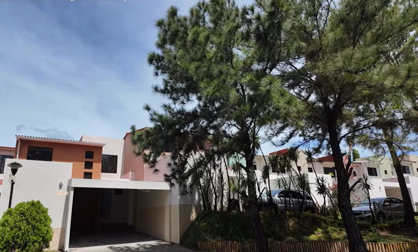 En Venta Renovada Casa en Miramar | Terraza | Dos Salas | Jardín Amplio| Parqueo Techado | $320 k - Imagen 3