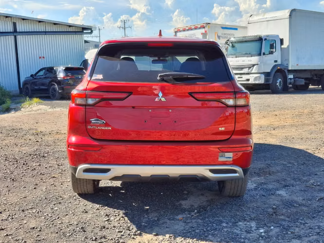 MITSUBISHI OUTLANDER SE 3 FILAS 2024
