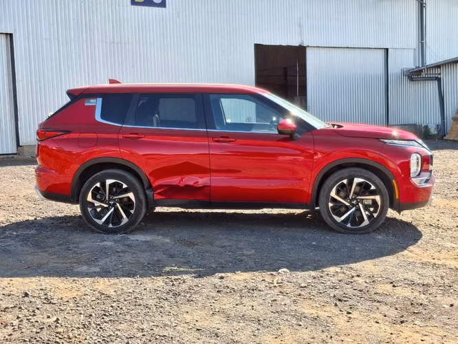 MITSUBISHI OUTLANDER SE 3 FILAS 2024