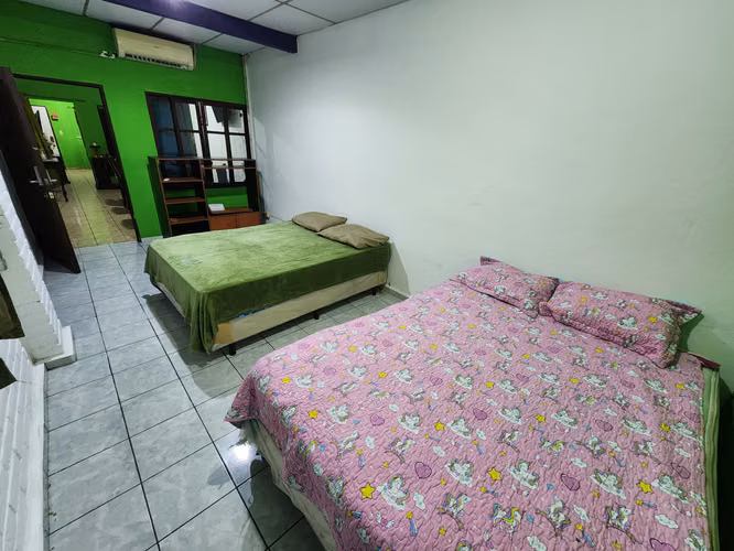 LARGE HOUSE CENTRAL IN TWO-LEVEL LOURDES COLON