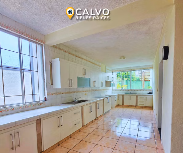 Amplia y exclusiva casa en venta | Colonia Maquilishuat - Imagen 8