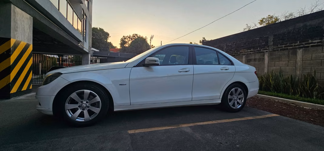 SE VENDE MERCEDES BENZ C180 CGI AÑO 2011 DE AGENCIA $10,500 76,500KM - Imagen 2