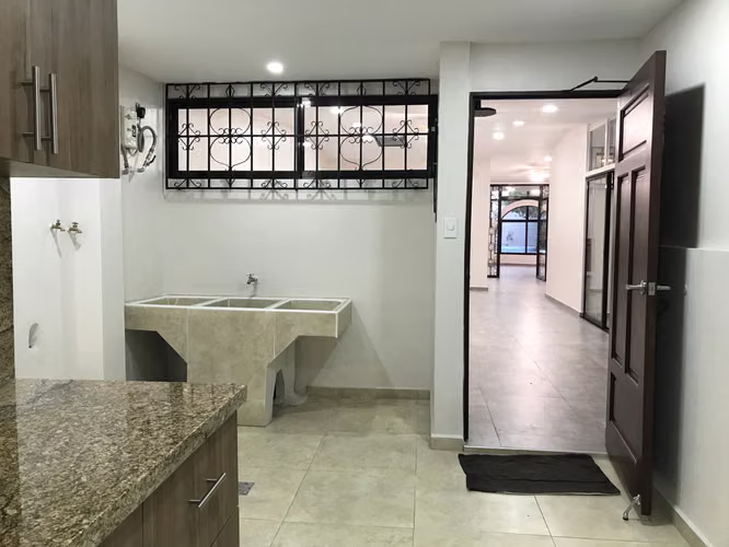 Santa Tecla!!! alquilo amplia casa recién remodelada. Para oficinas, clínica odontologica, academia, etc. - Imagen 9