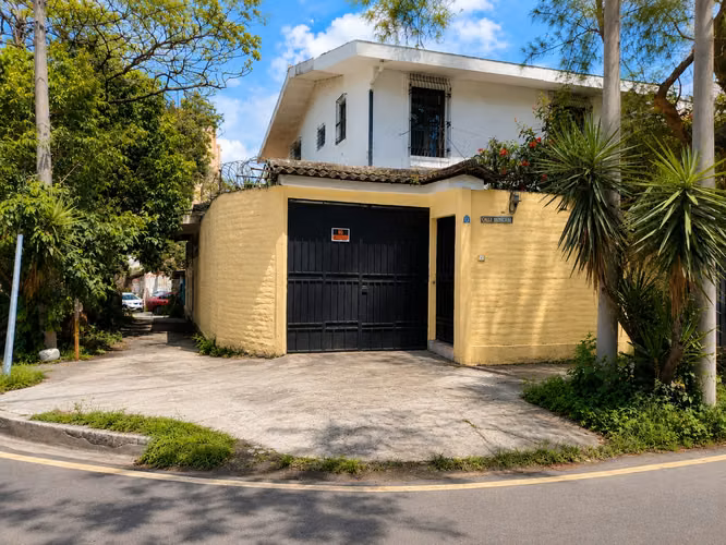 HOUSE STRATEGIC LOCATION FOR OFFICE OR HOUSING