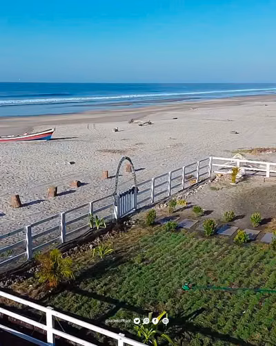 En Venta Frente al Mar con 6 Hab. Todas con Baño y 17 Metros de Playa | Costa del Sol Km 62. - Imagen 9
