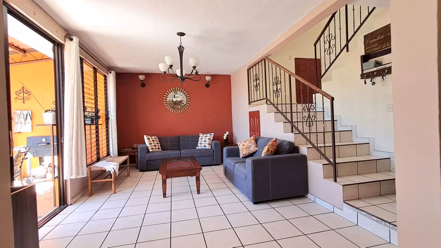 Venta de Bonita Casa en Colonia Bernal , San Salvador en pasaje semi privado