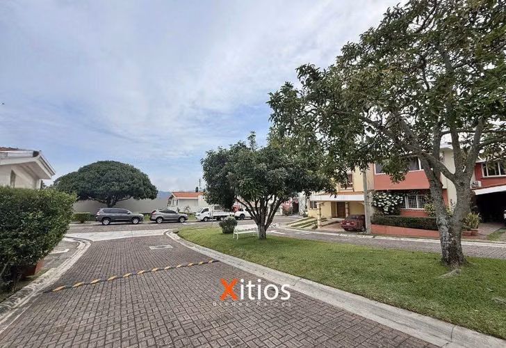 Se vende!! Casa amplia con piscina! Residencial privado Paso Fresco! - Imagen 2