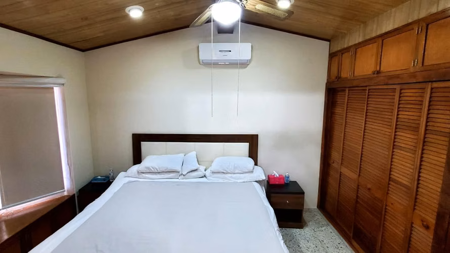 LOMAS DE SAN FRANCISCO, VENDO CASA GRANDE DE ESQUINA CON UBICACION PRIVILEGIADA - Imagen 12